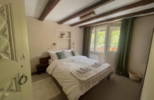 Gabrovo Chalet De Esquí | Balkans Serendipity - Forest View, Pet friendly Chalet with a garden
