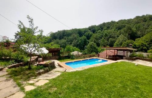 Gabrovo Chalet De Esquí | Balkans Serendipity - Forest View, Pet friendly Chalet with a garden