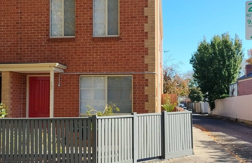 Ballarat Casa | Ballarat Central 2 Bd Townhouse. 5 mins Hospitals CBD Lake Cafes. Wifi Netflix.