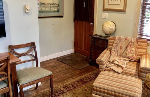 Old Ballard Casa | Ballard Bunkhouse 1st flr unit near Ent. dist. with Rapid EV charger, parking.