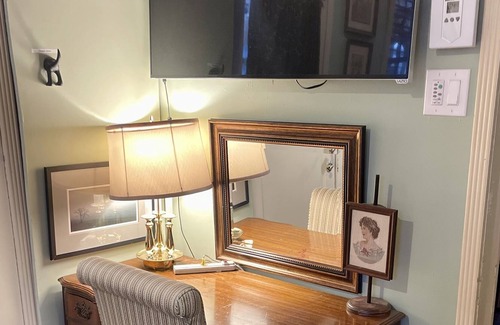 Ballard Casa | Ballard Bunkhouse 2 flats & Airstream trailer near ent. district. EV charger