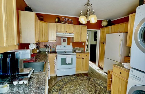 Old Ballard Casa | Ballard Bunkhouse 2nd flr unit near ent. district. Parking & free level 2 chrgr