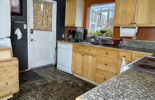 Old Ballard Casa | Ballard Bunkhouse 2nd flr unit near ent. district. Parking & free level 2 chrgr
