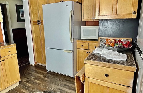 Old Ballard Casa | Ballard Bunkhouse 2nd flr unit near ent. district. Parking & free level 2 chrgr