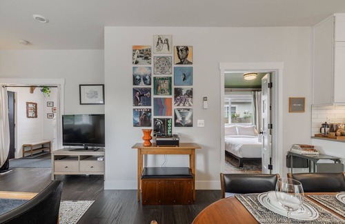 Ballard Casa | Ballard Craftsman | Sleeps 10 | A/C, BBQ & Firepit