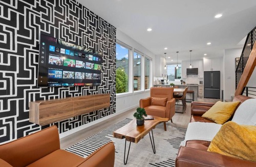 Loyal Heights Apartamento | Ballard Hangout - Arcade, Covered deck, Sleeps 10!