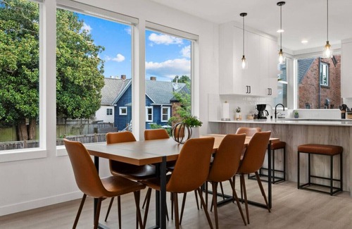Loyal Heights Apartamento | Ballard Hangout - Arcade, Covered deck, Sleeps 10!