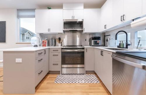 West Woodland Casa | Ballard's Pet-Friendly Mid Century Home + Rooftop Deck