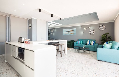 Shaka's Rock Apartamento | Ballito Beachfront Retreat | No Loadshedding