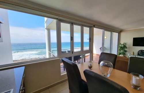 Shaka's Rock Apartamento | BALLITO CHAKAS COVE 2 Bedroom Beachfront Gem!