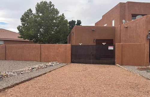 North Valley Casa | Balloon House Hideaway LLC