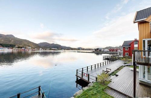 Ballstad Casa | Ballstad Delicate Ocean Front House - Rorbu style