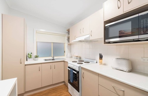 Balgownie Cabaña | Bally Escape Cottage Serenity in a Scenic Village