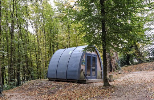 Barranisky Cabaña | BALLYBEG POD 1, romantic, with hot tub in Tinahely, County Wicklow
