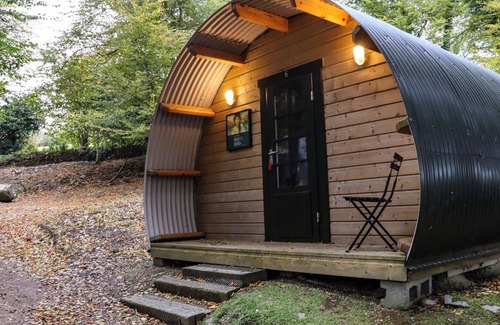 Barranisky Cabaña | BALLYBEG POD 4, romantic, with hot tub in Tinahely, County Wicklow