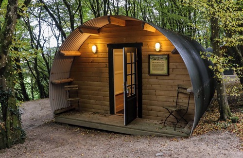 Barranisky Cabaña | BALLYBEG POD 8, romantic, with hot tub in Tinahely, County Wicklow