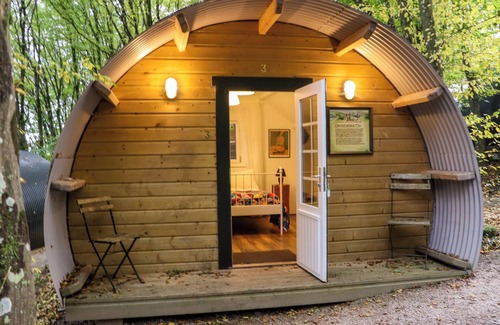 Barranisky Cabaña | BALLYBEG POD 8, romantic, with hot tub in Tinahely, County Wicklow