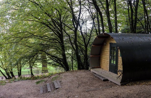 Barranisky Cabaña | BALLYBEG POD 8, romantic, with hot tub in Tinahely, County Wicklow