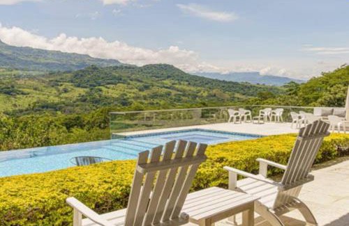 La Pintada Chalet De Esquí | Balmoral House With Pool & Jacuzzi