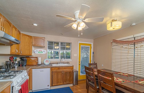 Flour Bluff Casa | Balmy Blue Beachy Bungalow (Minutes from the Water)