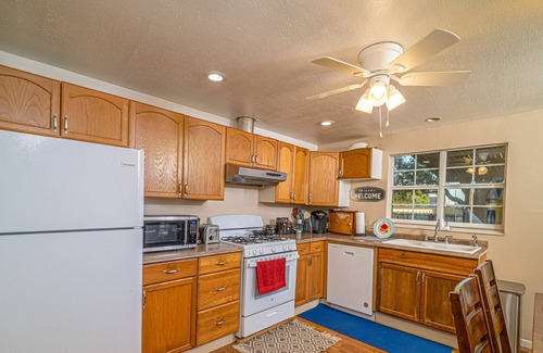 Flour Bluff Casa | Balmy Blue Beachy Bungalow (Minutes from the Water)