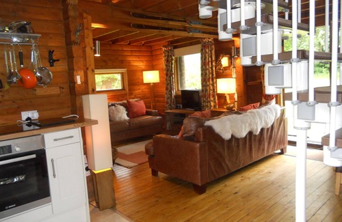 Strathyre Cabina | Balvaig River Log Cabin, con estufa de leña, encanto alpino en la orilla del agua