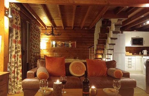 Strathyre Cabina | Balvaig River Log Cabin, con estufa de leña, encanto alpino en la orilla del agua