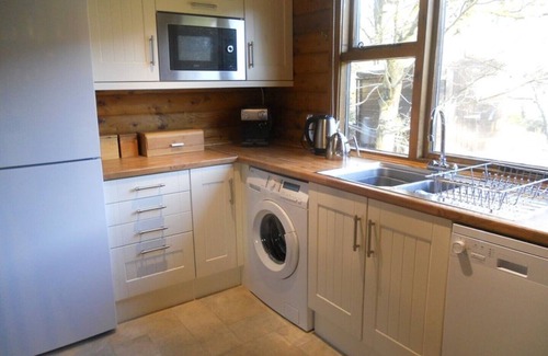 Strathyre Cabina | Balvaig River Log Cabin, con estufa de leña, encanto alpino en la orilla del agua