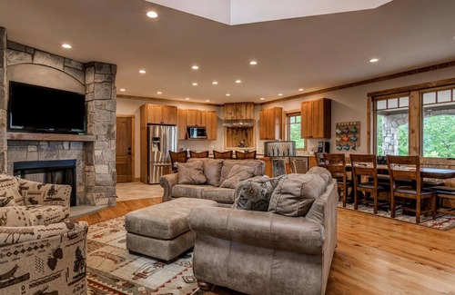 Black Mountain Casa | Bama Bear Lodge: Un lugar más grande que la vida Mountain View Escape