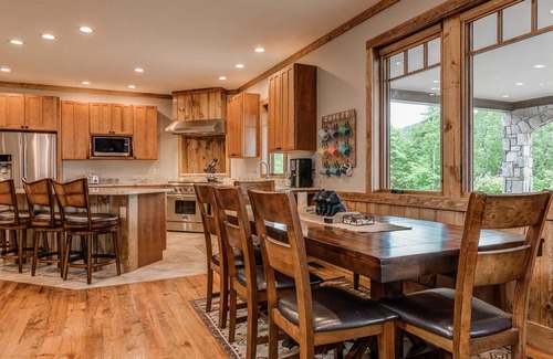 Black Mountain Casa | Bama Bear Lodge: Un lugar más grande que la vida Mountain View Escape