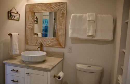 River Isles Apartamento | Bamboo Bungalow - Waterfront Studio Near Beach