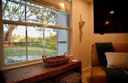 River Isles Apartamento | Bamboo Bungalow - Waterfront Studio Near Beach