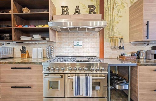 Logan Heights Apartamento | Bamboo Loft 6BR: Sleeps 24 in Downtown SAN