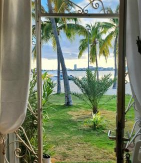 Nettle Bay Apartamento | Bamboo on the beach - Spacious beachfront studio