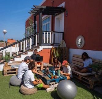 Geafond Casa | Banama Coliving & Coworking, Surf & Yoga - Casa Roja