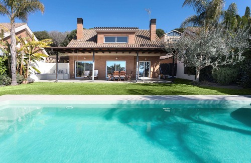 Arenys de Mar Casa | BANANA - Hermosa casa en ARENYS DE MAR con piscina y jardín privados, y una impresionante vista del mar Mediterráneo!