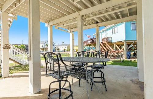 Surfside Beach Casa | Banana Cabana - Quick Walk to Beach & Restaurants