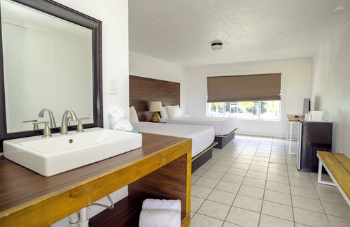 Panama City Beach Hotel | Banana Peel Lodge