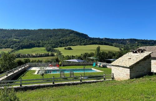 Banassac Casa | Banassac Canilhac Gite pour 4 personnes avec piscine partagée et vue panoramique en Lozère
