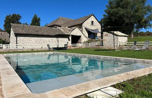 Banassac Casa | Banassac Canilhac Gite pour 4 personnes avec piscine partagée et vue panoramique en Lozère