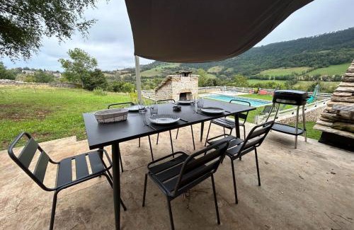 Banassac Casa | Banassac Canilhac Gite pour 4 personnes avec piscine partagée et vue panoramique en Lozère