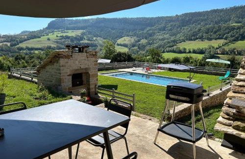 Banassac Casa | Banassac Canilhac Gite pour 4 personnes avec piscine partagée et vue panoramique en Lozère