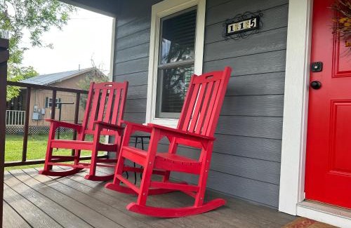 Bandera Casa | Bandera Bungalow - River, Downtown, Peaceful fenced corner lot! King bed!