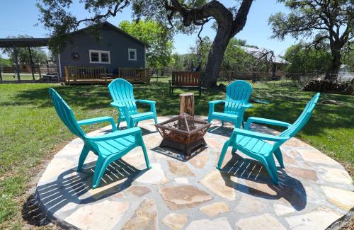 Bandera Casa | Bandera Bungalow - River, Downtown, Peaceful fenced corner lot! King bed!