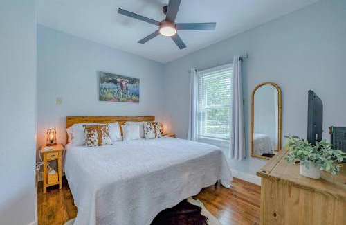 Bandera Casa | Bandera Bungalow - River, Downtown, Peaceful fenced corner lot! King bed!
