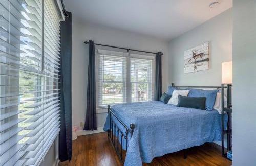 Bandera Casa | Bandera Bungalow - River, Downtown, Peaceful fenced corner lot! King bed!