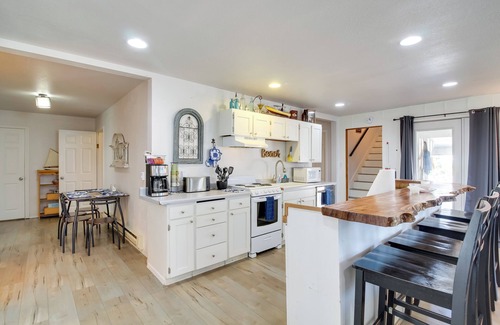 Bandon Casa | Bandon Home w / Ocean View & Yard - ¡Camina hasta la playa!