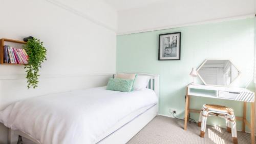 Ettalong Beach Casa | Bangalow Beach House - Ettalong, pet friendly, walk to beach,shops,cafes