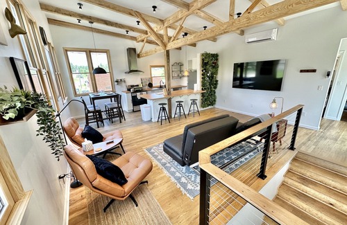 Ironto Apartamento | Bankers Loft with King Size Bed - Beautiful Space for a Beautiful Stay