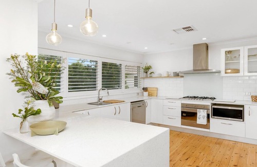 Wamberal Casa | BANKSIA HOUSE | pool, wifi | Accom Holidays